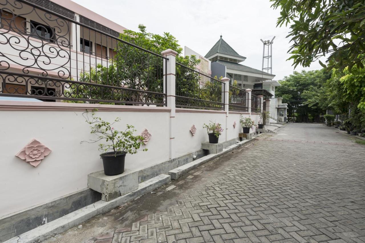 Koolkost Syariah Near Upn Veteran Hotell Medokanayu Exteriör bild
